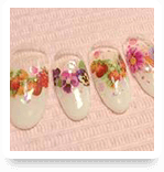 イチゴとお花のガーリーネイル写真