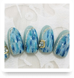 スモーキーブルーグリーンのエスニックアートネイル写真