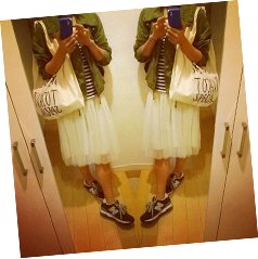 全体的にカジュアルにまとめながら、チュールでガーリーさをプラス!