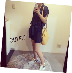 シンプルなオールインワンとイエローのバッグでキレイめにまとめた所。