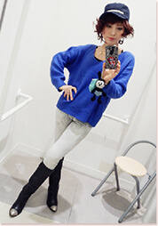 セーターの色は最近人気のroyal blue。