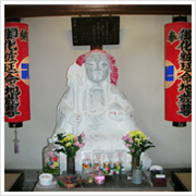 白粉のいい香りの中に、堂々と優しく鎮座されていました。