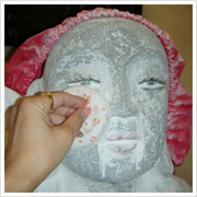 お地蔵様にお願いするときに、患わっていたり気になるところと同じ場所に白粉をつけて祈るとか。私は目の下のシワ、シミをなんとか・・・と必死にパタパタ!!