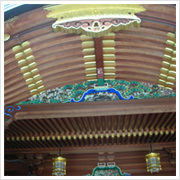 湯島天神は色彩鮮やかなレリーフも見所