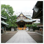 本殿でお参り、立派。