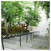 そして坂を降りると、「心城院」あり。見つけた。