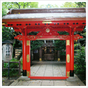 登った～、出世の階段。あまりにも辛くて頂上から写真撮るのを忘れました。とりあえず、参拝。出世、開運！！