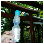 喉はカラカラ、神社で販売しているラムネを半分一気飲み、美味しかった～