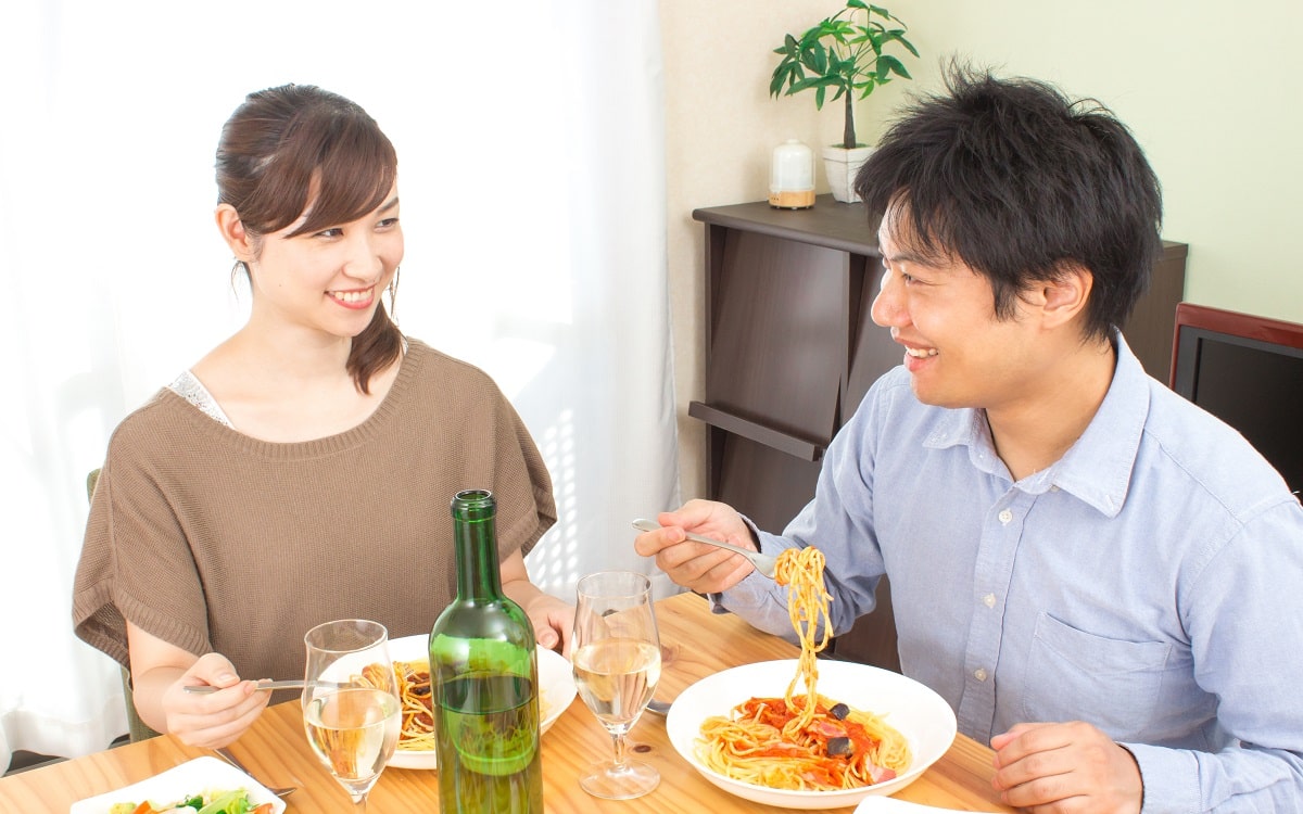 couple-eating-dinner