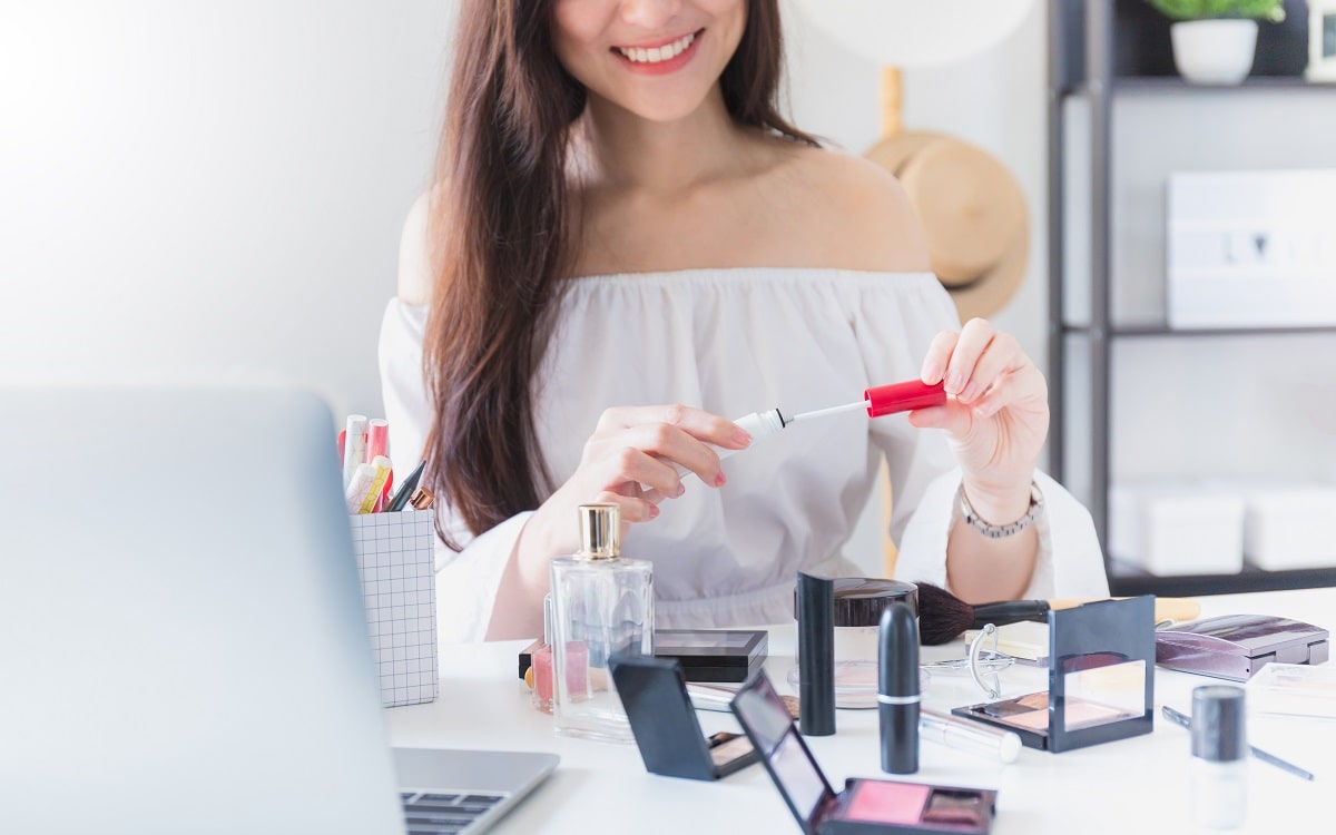 woman-using-cosmetics
