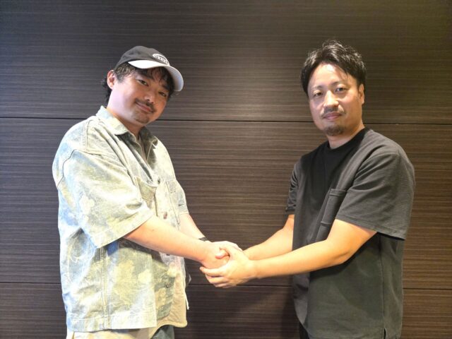 握手をする株式会社シェノン代表の坂口氏と株式会社オーエス代表の松隈氏