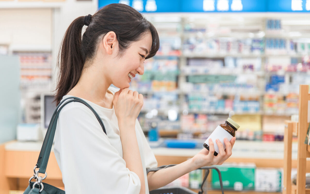 商品を選ぶ女性