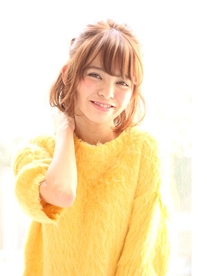 サイドバングを残したハーフアップスタイル