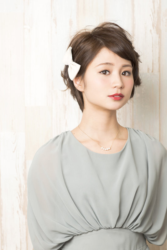 アクセで華やかに！ランダムカールスタイル