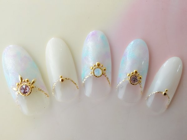 Nolaslien ［東京都/麻布］ タイダイとゴージャスパーツで魅せる、大人のオーロラネイル