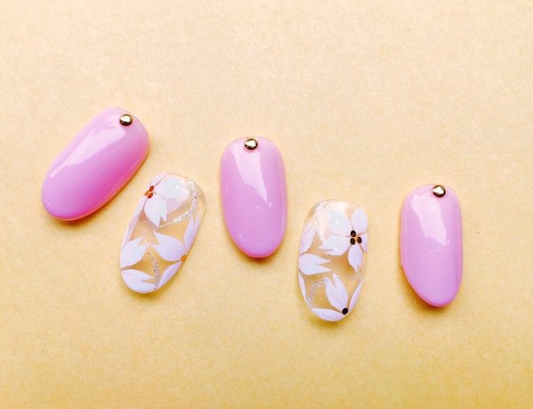 giraffeTOKYO ［東京都/代官山］ シースルー×花柄ショートネイル