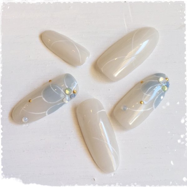 Log ［東京都/恵比寿］ シンプル×花柄ショートネイル