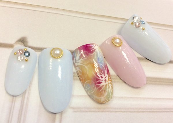ネイルサロン　プリューボゥ ［兵庫県/西宮］ タイダイ×花柄ショートネイル