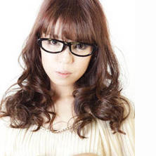 面長顔な女性の写真