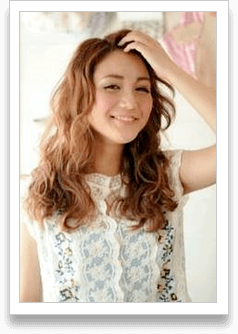 抜け感と色気のあるウェーブカールロング女性写真