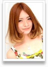 グラデーションカラーがポイントのストレートボブ女性写真