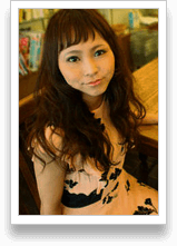 短めバングが可愛いカールロングヘア女性写真