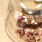 ハーブをティーポットに入れる