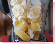 材料をミキサーに入れてる写真