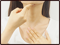 3．片手を顎の付け根、片手を鎖骨の中心にあて首を伸ばしましょう