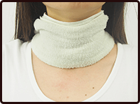 2．ホットタオルを首に巻いて10分待つ