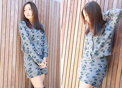 デートにオススメコーデ5フラワープリントカーデ(¥7,992)、ニットスカート(¥6,912)