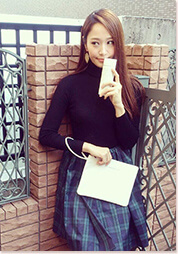 チェック柄スカートとクラッチで可愛らしく品良く。