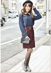 赤のスカートにネイビーの襟付きニットでクラシカルに☆