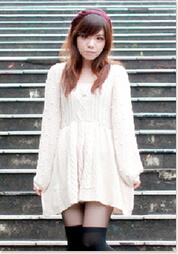 薄ピンクのワンピにボルドーのカチューシャで差し色!