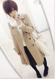 白のシャギーニットで顔まわりを明るく、可愛らしく。