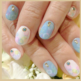 スカイブルーの爽やかカラーネイル画像