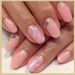 乙女カラーのピンクネイル画像