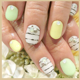 オシャレグリーンカラーネイル画像