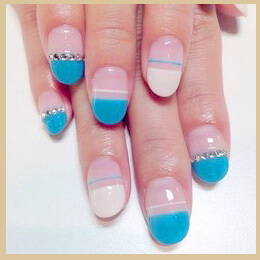 トルコ石を彷彿とさせるターコイズブルーネイル画像