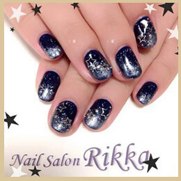 ホワイト×ブラックのモノトーンネイル画像