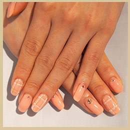 優しいコーラルピンクネイル画像