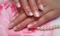 薄ピンクで仕上げる上品ネイル
