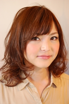 左右に揺れるエアリーリカールが可愛いミディ|Tasha