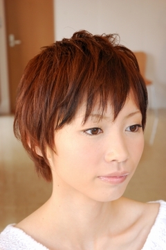 ラフに遊ぶ毛束で楽しむ大人のショートレイヤー|Tasha