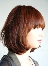 重さと軽さが融合した大人の正統派シンプルボブ|Tasha