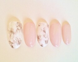 モノトーンタイダイネイル