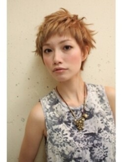 毛先に柔らかな質感のある女らしいベリーショートスタイル|gokan omotesando