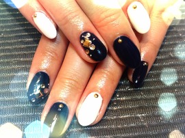 ワンカラー+ストーンアートビジューネイル|LUCK