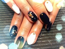 ワンカラー+ストーンアートビジューネイル