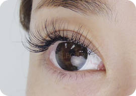 真ん中を長くキュートな目元へ|まつげエクステサロン　ELEGAR（エレガ）